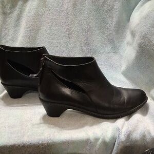 Dansko "Bonita" smooth leather rear zip up ankle boot in black Sz eur 40  US 9.5